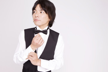 カフェでアルバイトをする男性