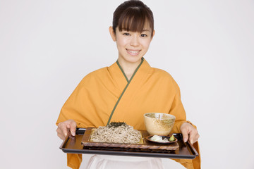 お蕎麦を運ぶ女性店員