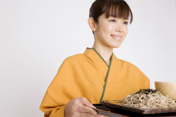 お蕎麦を運ぶ女性店員