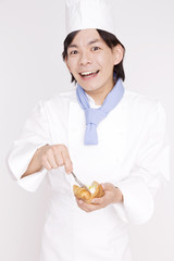 調理をする男性コック