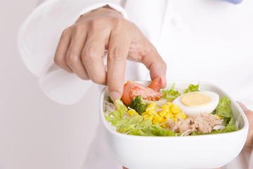 調理をする男性コック