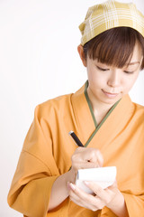 注文を聞く和食店員