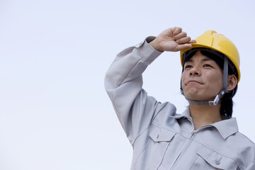 工事現場で働く男性