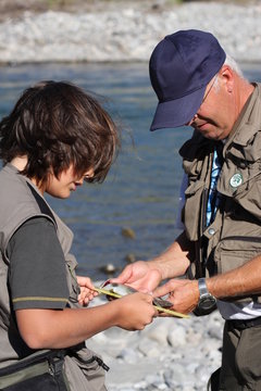 jeune gar&ccedil;on et son grand-p&egrave;re &agrave; la p&ecirc;che &agrave; la truite