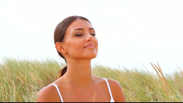 Portrait de femme respirant l'air pur dans les dunes