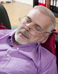 homme âgé faisant une sieste © STUDIO GRAND WEB