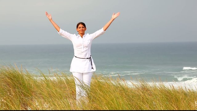 Jeune femme zen pr&egrave;s de l'oc&eacute;an