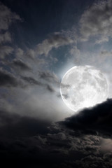 Naklejka na ściany i meble Pełnia księżyca w chmurach