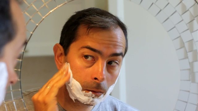 mettre de la mousse &agrave; raser