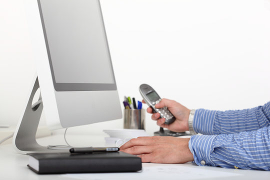 Telefonat im B&uuml;ro am Computer im B&uuml;ro