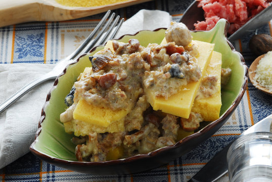 Polenta pasticciata con salsiccia ,tartufo, porcini e grana