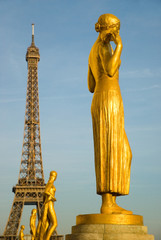 Fototapeta na wymiar Statue mit Eiffelturm