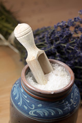 Badesalz in einem Keramikgefäß