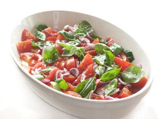 Tomatensalat mit Zwiebeln und Basilikum