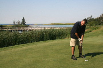 Obraz premium Golfer lines up Putt