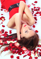 Plakat woman lies in petals of roses