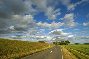 Fototapeta premium Strasse am Deich