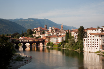 Fototapeta na wymiar die alte Brücke überspannt den Brenta bei Basano del Grappa