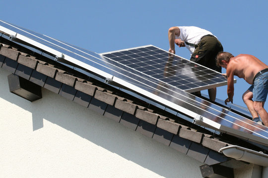 Installation von Solarmodulen auf Hausdach
