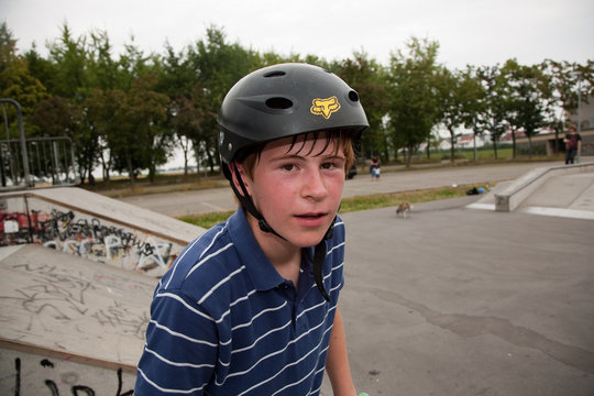 Jugendlicher mit Schweissperlen vom Bike fahren