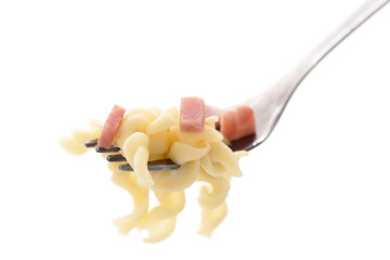 Fourchette de pâtes sur fond blanc