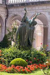 Statua di San Benedetto nel giardino Abbazia