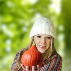 junge frau mit kürbis in der hand