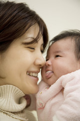 お母さんに抱っこされた赤ちゃん