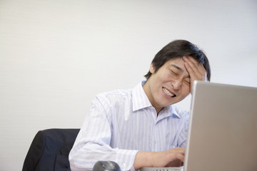 悩むビジネスマン