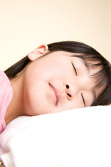 Fototapeta premium タオルに頬を寄せる子供