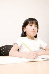 Naklejka premium 勉強する子供