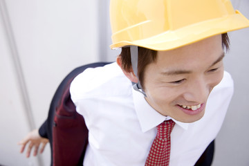 上着を脱ぐビジネスマン