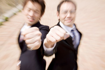 拳を突き出すビジネスマン