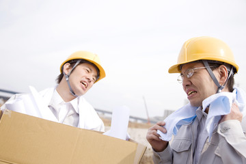 汗を拭く作業員