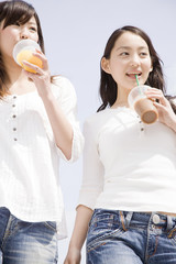飲み物を飲みながら歩く女性