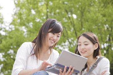 パソコンを見る女性達