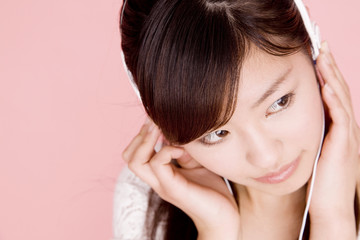 Fototapeta premium ヘッドホンで音楽を聴く女性