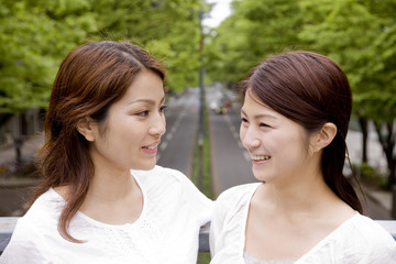 Obraz premium 会話をする2人の女性