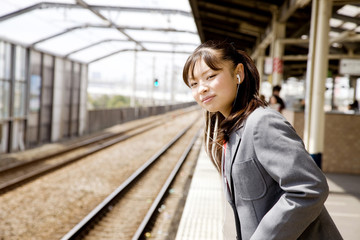 電車を待つ女子高生