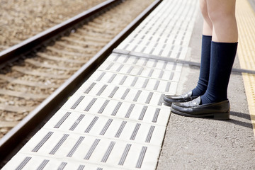 電車を待つ女子高生