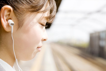 電車を待つ女子高生