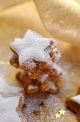 Fototapeta na wymiar weihnachtsstapelei - słodkie ciasteczka cynamonowe