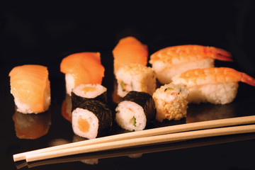 Sushi auf einer Platte mit Stäbchen