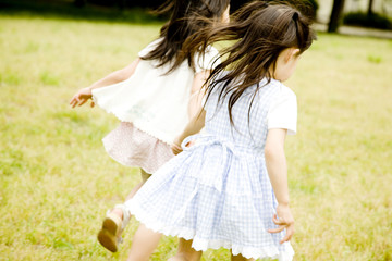 Fototapeta na wymiar Dwie dziewczyny biegać i ręka w rękę