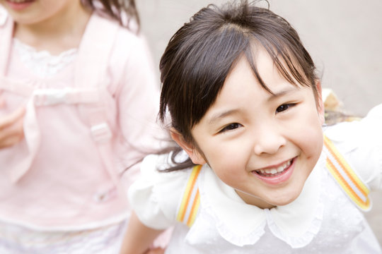 笑顔で走る女の子