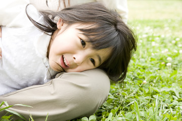 母親と遊ぶ女の子