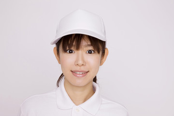 運送会社でアルバイトをする女性