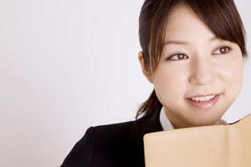 Obraz premium 手帳を持つ女性