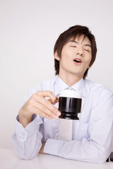 飲み物を飲む男性