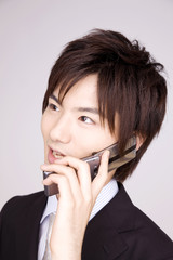 携帯電話で会話をする男性